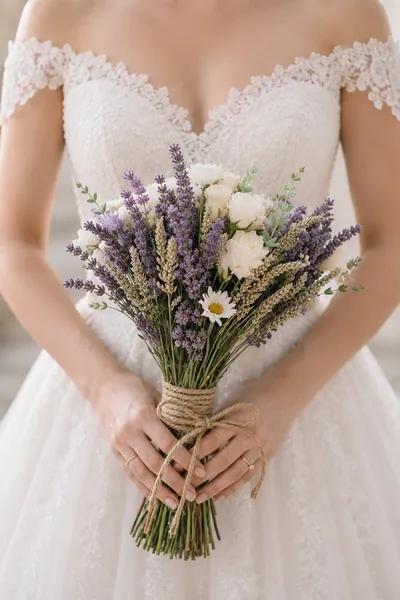 Ramo de novia de lavanda y margaritas atado con cuerda de yute