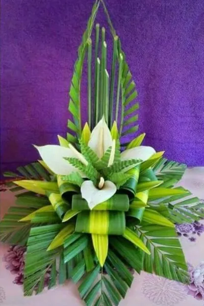 Arreglo tropical de hojas verdes y anturio blanco en forma de abanico